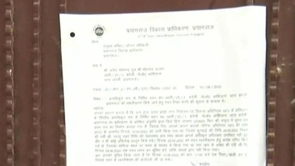 The Prayagraj Development Authority pasted a notice on Saturday night at the Friday violence conspirator, Javed Mohd aka Javed Pump’s house in Karelito to vacate the premises warning of an impending demolition. The Prayagraj Development Authority pasted a notice on Saturday night at the Friday violence conspirator, Javed Mohd aka Javed Pump’s house in Karelito to vacate the premises warning of an impending demolition.