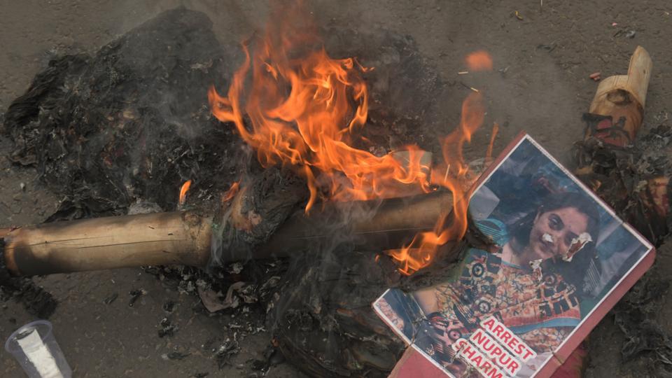 The West Bengal Police said cases have been registered “under stringent sections of law for road blockade, rioting, arson and damage to public property.&nbsp; (HT_PRINT)