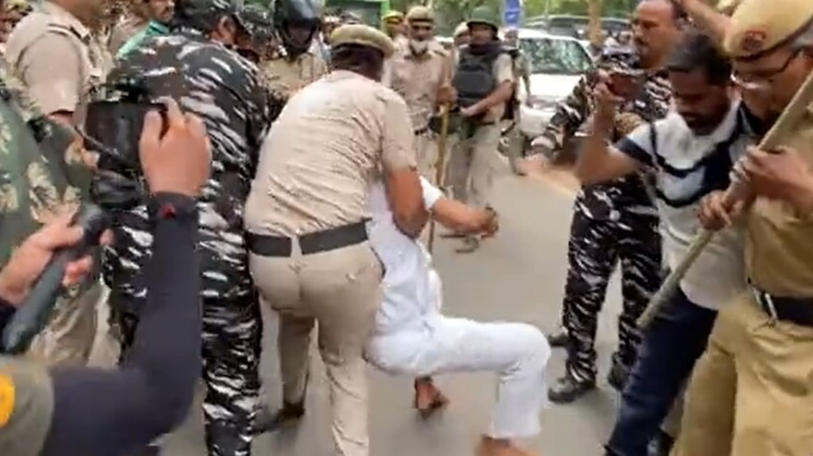 Watch: KC Venugopal manhandled by cops in Delhi during rally for Rahul ...