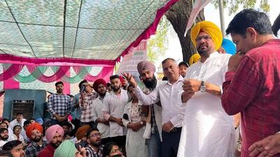 Cabinet minister Kuldeep Singh Dhaliwal interacting with protesting GADVASU interns on university campus in Ludhiana. (Harvinder Singh/HT)