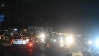 Traffic jam from Wakdewadi to Sangamwadi bridge in Pune, on Monday. (Shankar Narayan/HT PHOTO)