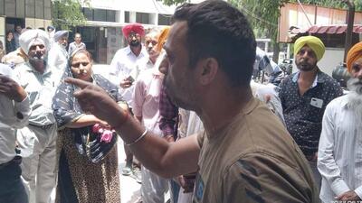 A high drama was witnessed outside the office of Ludhiana commissioner of police Kaustubh Sharma after two groups got into a scuffle. (HT PHOTO) A high drama was witnessed outside the office of Ludhiana commissioner of police Kaustubh Sharma after two groups got into a scuffle. (HT PHOTO)