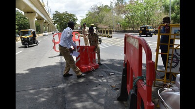 Due to PM’s Dehu visit, security has been beefed up at various places in the city and many roads have been barricaded. (In pic) Pune police barricade Pimpri, Kharalwadi road on Monday. (HT PHOTO)