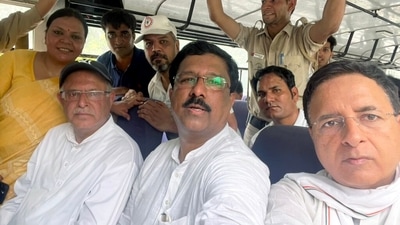 Congress leader Randeep Singh Surjewala and others being taken to Tughlaq Road Police station after being detained by Delhi Police during a protest in support of party leader Rahul Gandhi. (Randeep Singh Surjewala/Twitter) Congress leader Randeep Singh Surjewala and others being taken to Tughlaq Road Police station after being detained by Delhi Police during a protest in support of party leader Rahul Gandhi. (Randeep Singh Surjewala/Twitter)