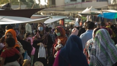 Shoppers at a Sunday market in Karachi, Pakistan (Bloomberg)