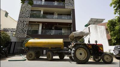 A private tanker supplying water to an apartment building in Gurugram. Residents say the water crisis is a perennial issue, whatever the season. (Parveen Kumar/HT Photo) A private tanker supplying water to an apartment building in Gurugram. Residents say the water crisis is a perennial issue, whatever the season. (Parveen Kumar/HT Photo)