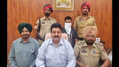 The vegetable vendor who was arrested for drug peddling in Ludhiana police custody. (HT Photo)