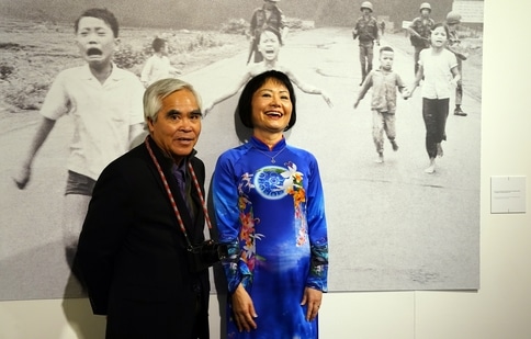 Nick Ut (L) and Kim Phuc attend the Press Preview of the Exhibition "From Hell to Hollywood" at Palazzo Lombardia on May 05, 2022 in Milan, Italy.&nbsp;(Pier Marco Tacca/Getty Images)