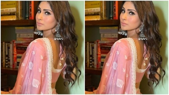 Mouni's pastel pink saree featured minimal details in white threads and white zari at the borders. She teamed it with a pastel pink blouse with long sleeves.(Instagram/@imouniroy)