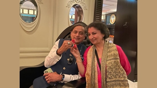Shashi Tharoor tweets pic with Booker Prize winner Geetanjali Shree.(Twitter/@ShashiTharoor)