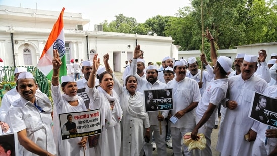 Congress supporters protesing at AICC, New Delhi against the summons on Rahul Gandhi by ED.(Sanchit Khanna/Hindustan Times)