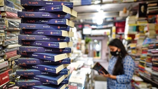 Copies of Reth Samadhi on display at Faqir Chand Bookstore, in Khan Market.&nbsp;(Sanchit Khanna/HT photo)