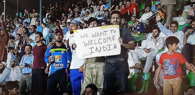 Pakistan fan holding a poster with a message for the Rohit Sharma-led Team India