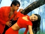 Aamir Khan and Sonali Bendre in Sarfarosh. Aamir Khan and Sonali Bendre in Sarfarosh.