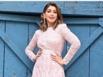 Sonali Bendre loves to make her fans drool with snippets from her fashion diaries. The actor keeps slaying fashion goals on a daily basis with pictures from her fashion photoshoots. Be it decking up in an ethnic ensemble or showing us how to do casual fashion right, the actor is an absolute fashionista. A day back, Sonali picked an ethnic ensemble and dropped major cues of fashion for her fans to follow.