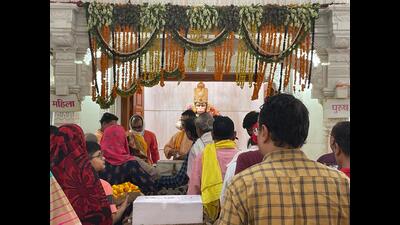 Devotees at the Hanuman Setu temple in Lucknow on Tuesday. (HT Photo) Devotees at the Hanuman Setu temple in Lucknow on Tuesday. (HT Photo)