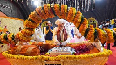 Prime Minister Narendra Modi visits the Jagatguru Shrisant Tukaram Maharaj temple in Dehu, Pune. (PTI) Prime Minister Narendra Modi visits the Jagatguru Shrisant Tukaram Maharaj temple in Dehu, Pune. (PTI)