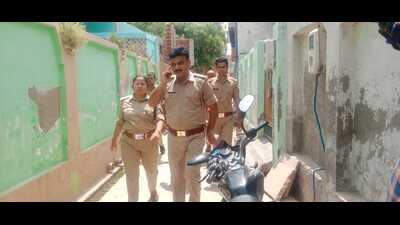 Agra police moving through lanes of Nainana Jat locality on Monday. (HT) Agra police moving through lanes of Nainana Jat locality on Monday. (HT)
