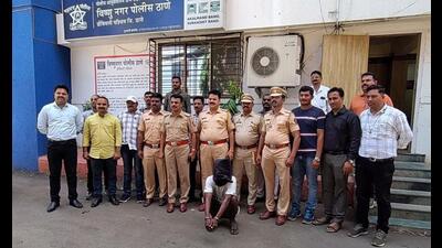 Vishnu Nagar police officials with the man arrested for murder of a person in Dombivli. (HT PHOTO)