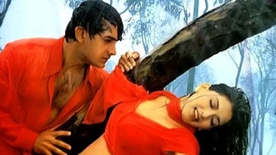 Aamir Khan and Sonali Bendre in Sarfarosh. Aamir Khan and Sonali Bendre in Sarfarosh.