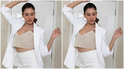 Assisted by makeup artist Esha, Sonnalli decked up in nude eyeshadow, black eyeliner, mascara-laden eyelashes, contoured cheeks and a shade of nude lipstick. (Instagram/@sonnalliseygall)