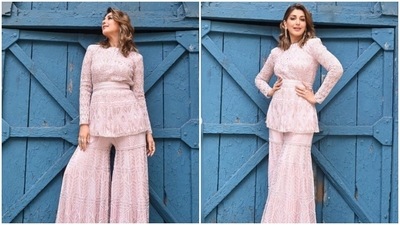 Sonali Bendre loves to make her fans drool with snippets from her fashion diaries. The actor keeps slaying fashion goals on a daily basis with pictures from her fashion photoshoots. Be it decking up in an ethnic ensemble or showing us how to do casual fashion right, the actor is an absolute fashionista. A day back, Sonali picked an ethnic ensemble and dropped major cues of fashion for her fans to follow. (Instagram/@iamsonalibendre) Sonali Bendre loves to make her fans drool with snippets from her fashion diaries. The actor keeps slaying fashion goals on a daily basis with pictures from her fashion photoshoots. Be it decking up in an ethnic ensemble or showing us how to do casual fashion right, the actor is an absolute fashionista. A day back, Sonali picked an ethnic ensemble and dropped major cues of fashion for her fans to follow. (Instagram/@iamsonalibendre)