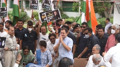 Congress leader Rahul Gandhi, along with Priyanka Gandhi Vadra surrounded by protesting party workers and leaders. (Arvind Yadav/Hindustan Times) Congress leader Rahul Gandhi, along with Priyanka Gandhi Vadra surrounded by protesting party workers and leaders. (Arvind Yadav/Hindustan Times)