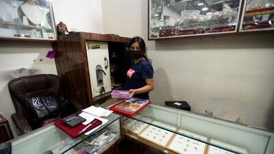 Noida, India- June 14, 2022: A view inside a jewelry shop in Sector 27, Noida, India, on Tuesday, June 14, 2022. Two men posing as customers stole gold jewelry worth ₹20 lakh from a jewelry shop. (Photo by Sunil Ghosh / Hindustan Times) Noida, India- June 14, 2022: A view inside a jewelry shop in Sector 27, Noida, India, on Tuesday, June 14, 2022. Two men posing as customers stole gold jewelry worth ₹20 lakh from a jewelry shop. (Photo by Sunil Ghosh / Hindustan Times)