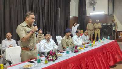 SSP Firozabad Ashish Tiwari interacting with denizens in Firozabad for maintaining law and order in city. (HT File) SSP Firozabad Ashish Tiwari interacting with denizens in Firozabad for maintaining law and order in city. (HT File)