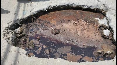 Untreated waste of dyeing units overflowing on portions of Kakka road area on Tajpur road in Ludhiana. (HT PHOTO)