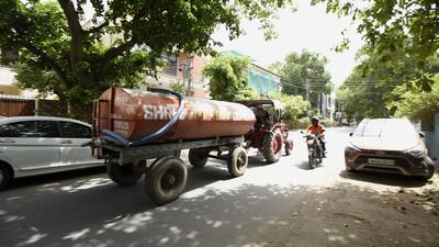 A view of private water tanker supplying water in Gurugram. While civic agencies in the city lay new pipelines and develop infrastructure to supply water to new and developing sectors, private water tanker suppliers continue to make up for the deficient supply during peak summers. (Parveen Kumar/HT Photo)