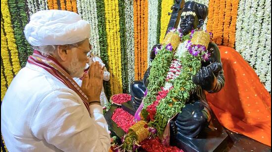 Prime Minister Narendra Modi offers prayers to Sant Tukaram in Pune on Tuesday. (PTI Photo) Prime Minister Narendra Modi offers prayers to Sant Tukaram in Pune on Tuesday. (PTI Photo)