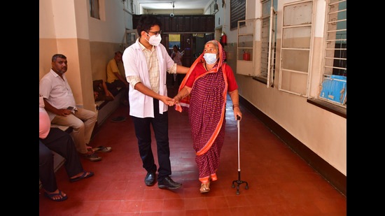Patient Marubai Rokde along with Dr. Ashish Naktode at JJ Hospital, in Mumbai (Bhushan Koyande/HT Photo)