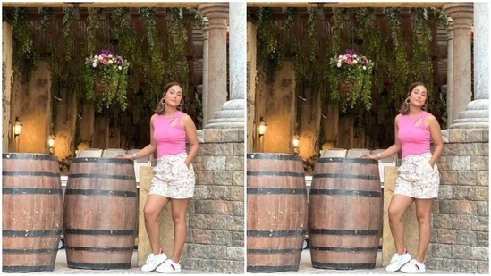 Hina wore a part of her tresses in a hairclip and left the rest of it open as she opted for minimal makeup in mascara-laden eyelashes, contoured cheeks and a shad eof nude lipstick.(Instagram/@realhinakhan)