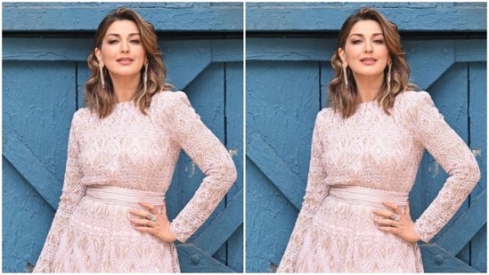 Assisted by makeup artist Rajesh Patil, Sonali decked up in nude eyeshadow, black eyeliner, mascara-laden eyelashes, drawn eyebrows, contoured cheeks and a shade of nude lipstick.(Instagram/@iamsonalibendre)