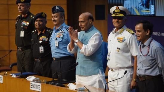 Defence minister Rajnath Singh with the three services chief during the unveiling of ‘Agnipath’ recruitment scheme.&nbsp;(Ajay Aggarwal/Hindustan Times)