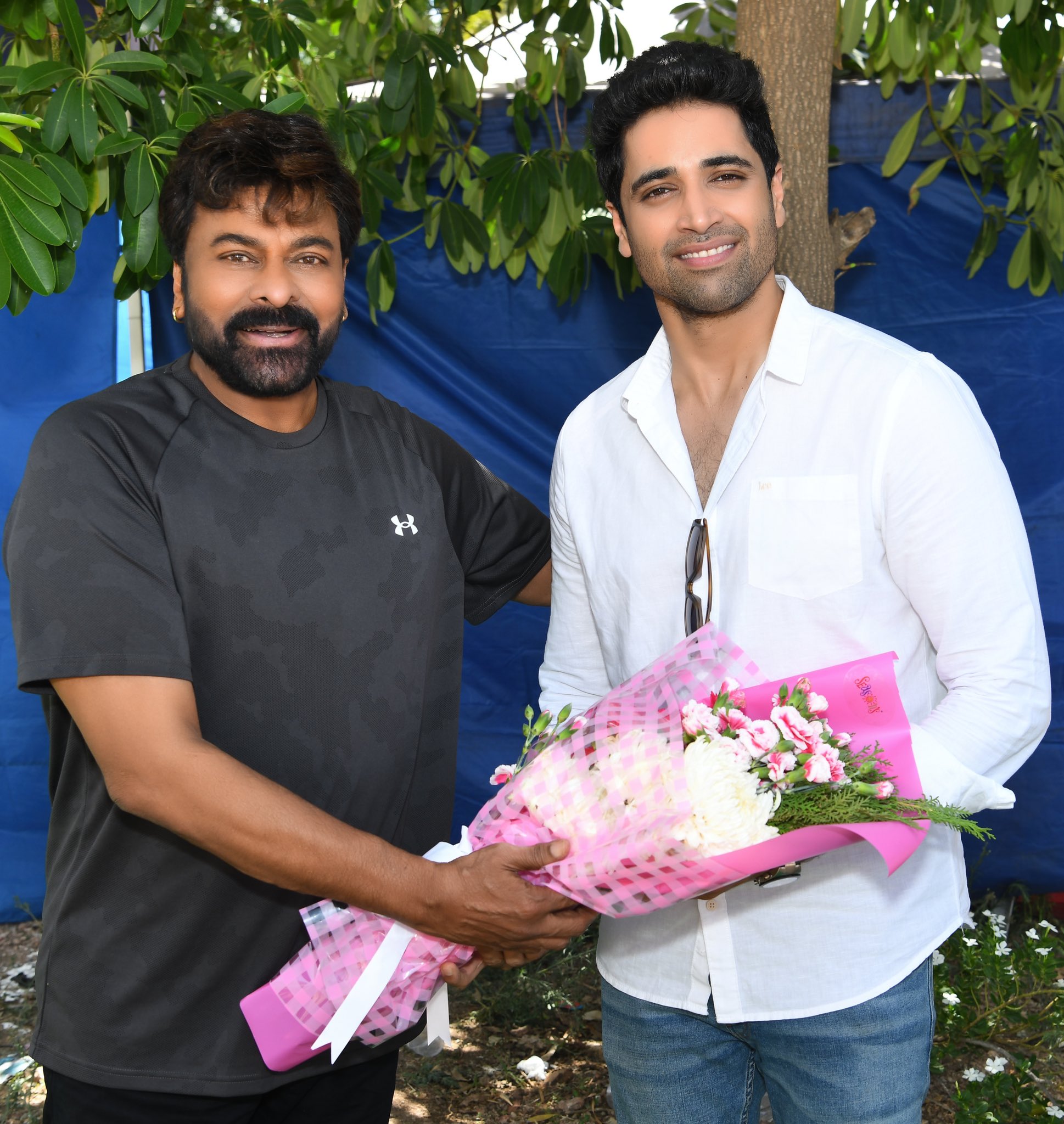 Chiranjeevi with Adivi Sesh during an interaction with the team of Major.&nbsp;