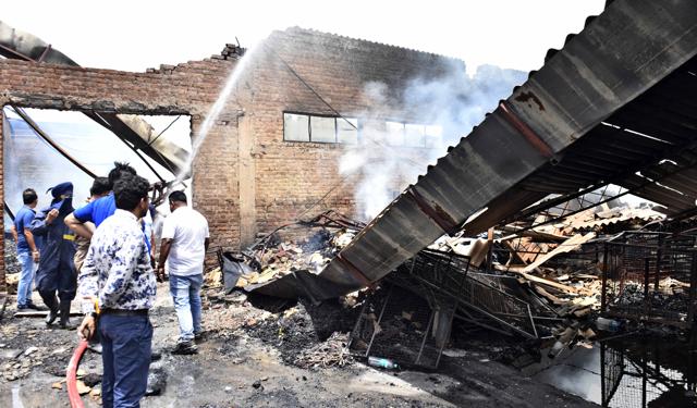 Fire fighters trying to douse the flames at the yarn unit in Ludhiana (Gurpreet Singh/HT) Fire fighters trying to douse the flames at the yarn unit in Ludhiana (Gurpreet Singh/HT)