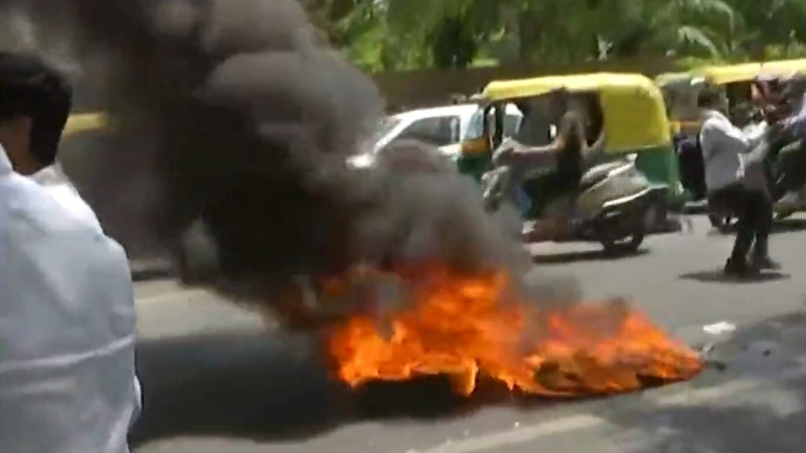 National Herald case: Cong workers burn tires as protests escalate | Videos