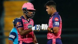 Sanju Samson (L) e Riyan Parag de Rajasthan Royals durante o IPL 2022