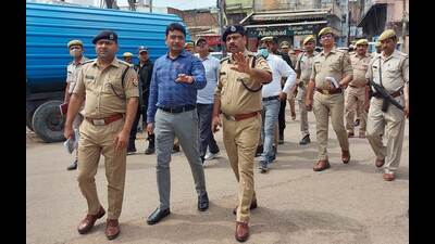 DM and SSP along with other senior officials taking round on foot of old city areas on Wednesday. (ht photo) DM and SSP along with other senior officials taking round on foot of old city areas on Wednesday. (ht photo)