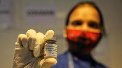 A health worker shows a vial of the Covaxin jab in New Delhi. (HT Photo)
