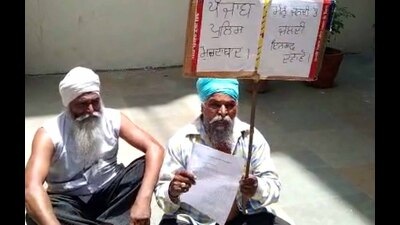 The 55-year-old man protesting outside the police commissioner’s office in Ludhiana on Wednesday. (Harvinder Singh/HT)