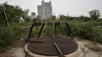According to experts, the over-use of groundwater for construction, a rapid population growth and the lack of rainwater harvesting in the city have led to a gross imbalance between groundwater extraction and regeneration, leading to an alarming decline in the water table. (Vipin Kumar/HT Photo)