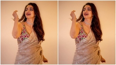 Keerthy added a whole lot of bling to her look in a silver sequined saree. She teamed it with a sleeveless blouse that cane intricately decorated in multicoloured threads. (Instagram/@keerthysureshofficial)