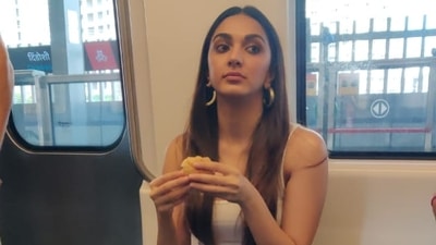 Kiara Advani munches on a vada pav while travelling in the Mumbai Metro (Pic: Varinder Chawla). Kiara Advani munches on a vada pav while travelling in the Mumbai Metro (Pic: Varinder Chawla).