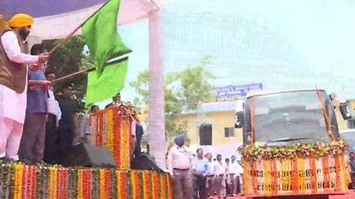 Delhi Chief Minister Arvind Kejriwal along with his Punjab counterpart Bhagwant Mann on Wednesday launched the luxury bus service from Jalandhar to the Indira Gandhi International airport. (Twitter/@AAPPunjab)