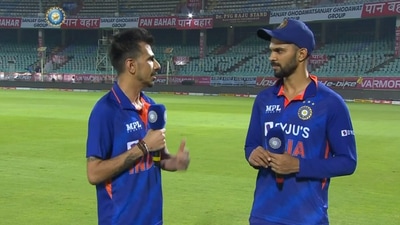 Yuzvendra Chahal talks to Ruturaj Gaikwad (BCCI)