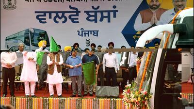 Delhi chief minister Arvind Kejriwal and Punjab chief minister Bhagwant Mann flag off Volvo buses from inter-state bus terminus (ISBT) Jalandhar to Indira Gandhi International (IGI) Airport in Delhi, in Jalandhar on Wednesday. (Ajay Sharma) Delhi chief minister Arvind Kejriwal and Punjab chief minister Bhagwant Mann flag off Volvo buses from inter-state bus terminus (ISBT) Jalandhar to Indira Gandhi International (IGI) Airport in Delhi, in Jalandhar on Wednesday. (Ajay Sharma)