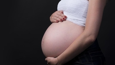 Sudden swelling in the face, hands or feet: Gradual swelling in the legs, ankles, feet and fingers is absolutely common during pregnancy and often escalates as the pregnancy progresses further. But a sudden increase in swelling in the face, hands or feet can be a sign of preeclampsia and should be monitored right away. During a high-risk pregnancy, it is accompanied by severe headaches and blurry vision and can lead to serious complications if not treated immediately. (Pixabay) Sudden swelling in the face, hands or feet: Gradual swelling in the legs, ankles, feet and fingers is absolutely common during pregnancy and often escalates as the pregnancy progresses further. But a sudden increase in swelling in the face, hands or feet can be a sign of preeclampsia and should be monitored right away. During a high-risk pregnancy, it is accompanied by severe headaches and blurry vision and can lead to serious complications if not treated immediately. (Pixabay)